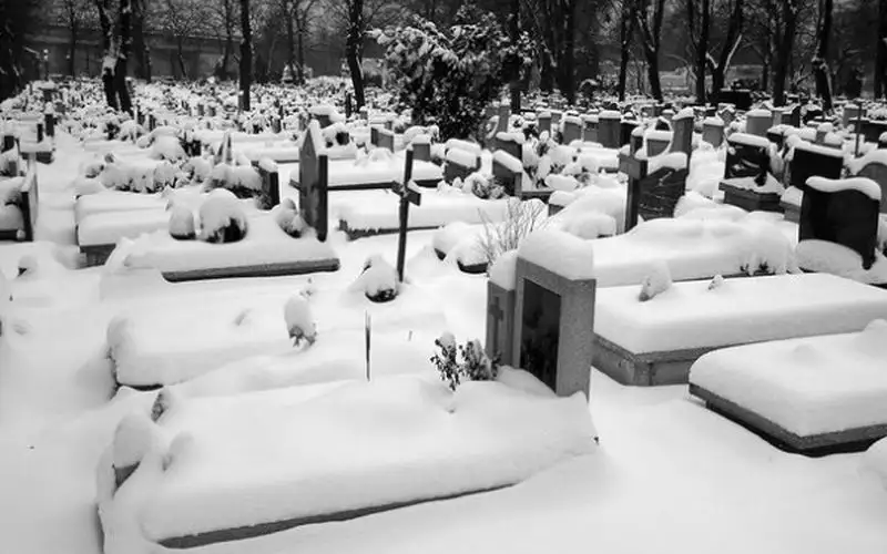 Как проходят похороны зимой